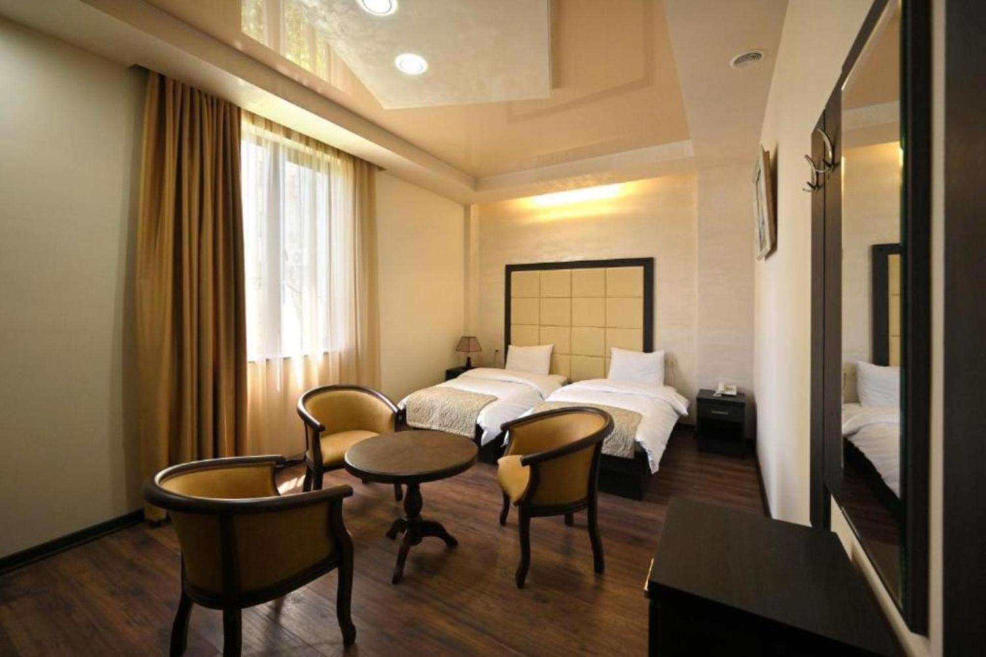 Partez Hotel Jerevan Exteriör bild