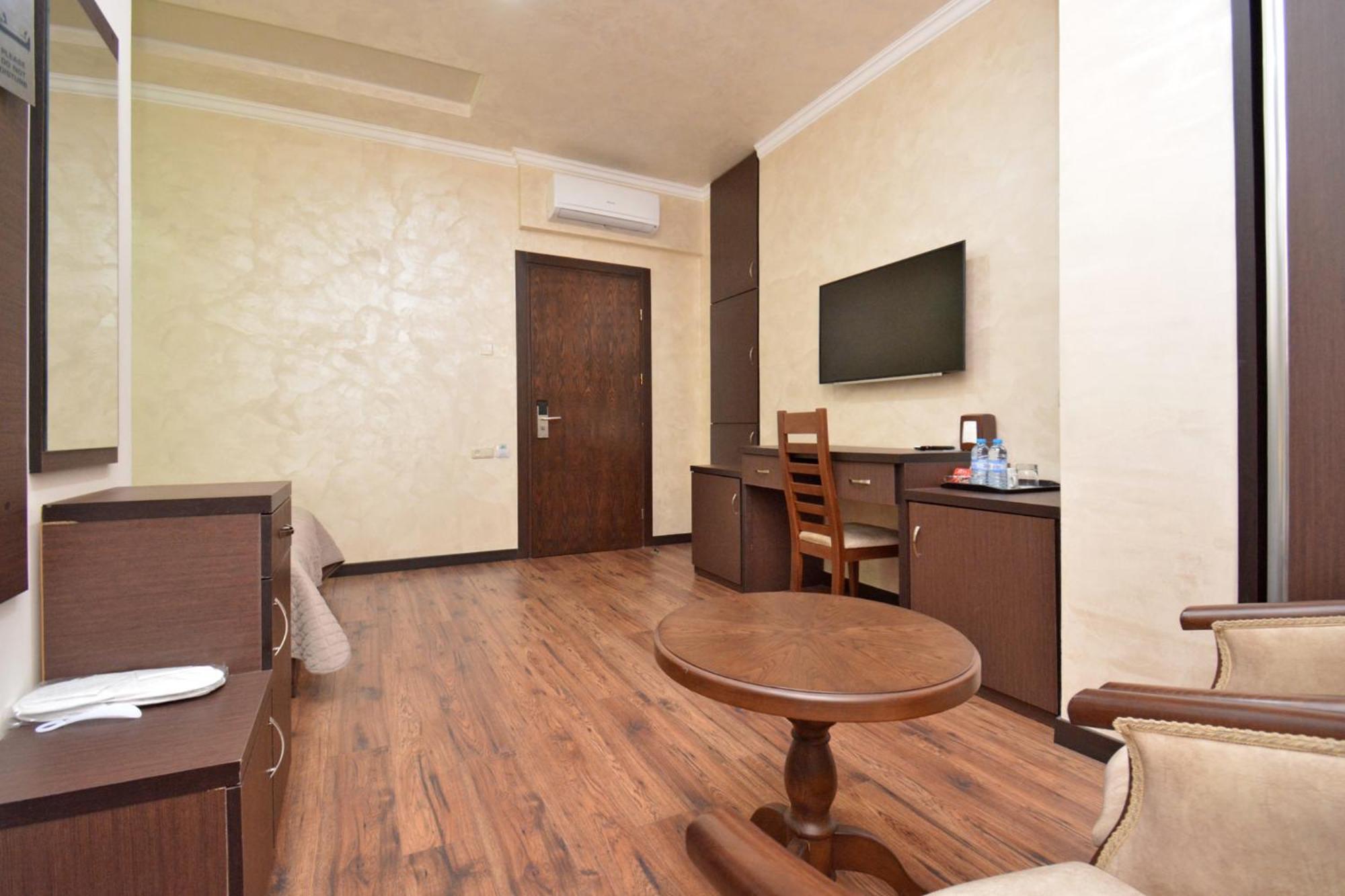 Partez Hotel Jerevan Exteriör bild