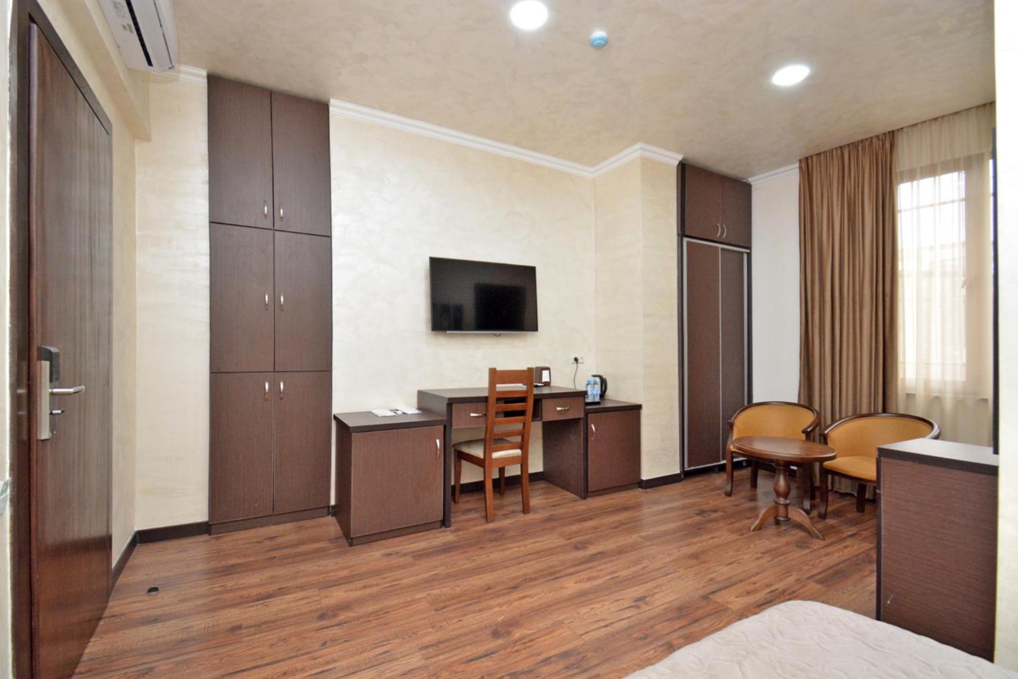 Partez Hotel Jerevan Exteriör bild