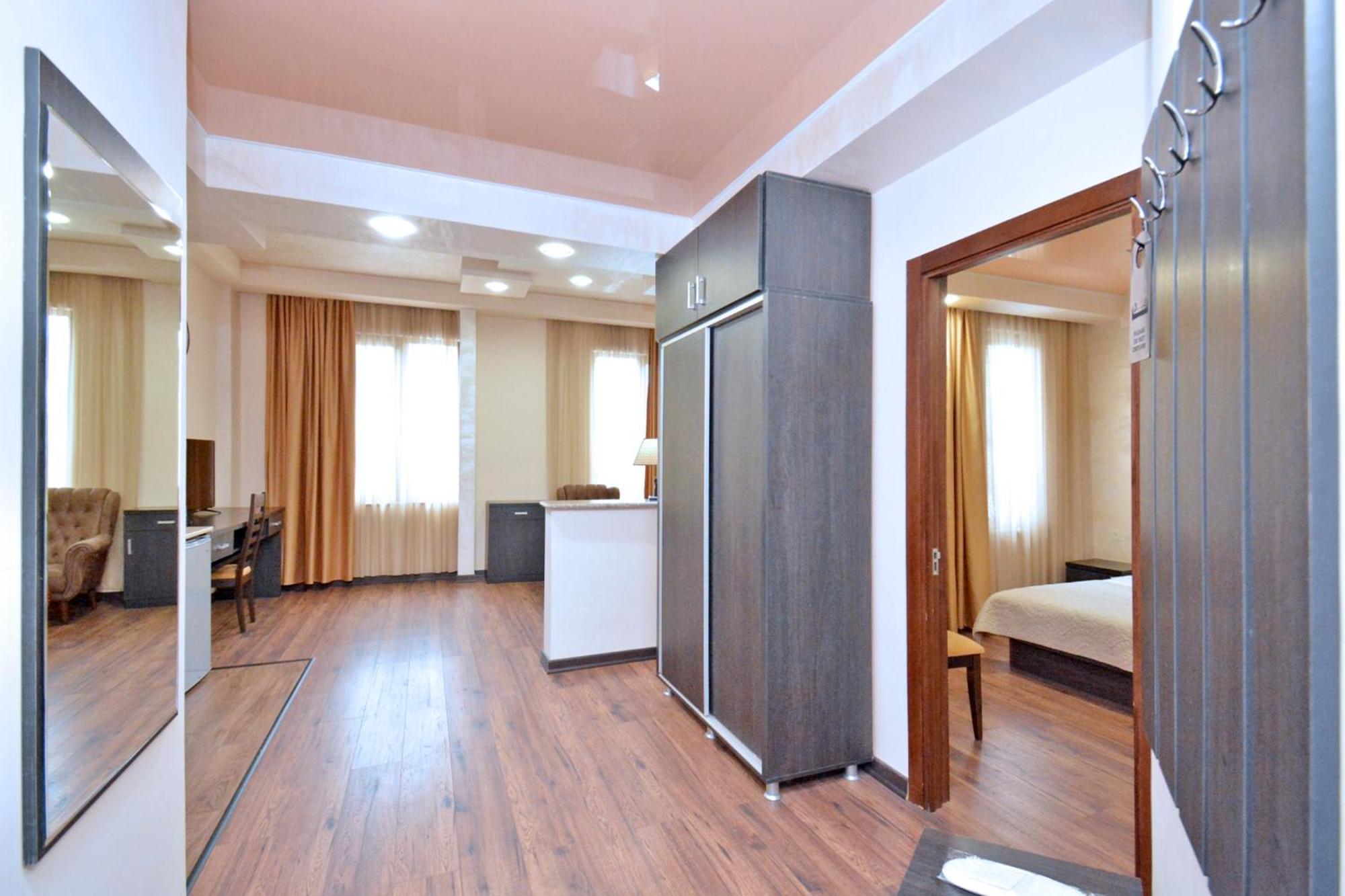 Partez Hotel Jerevan Exteriör bild