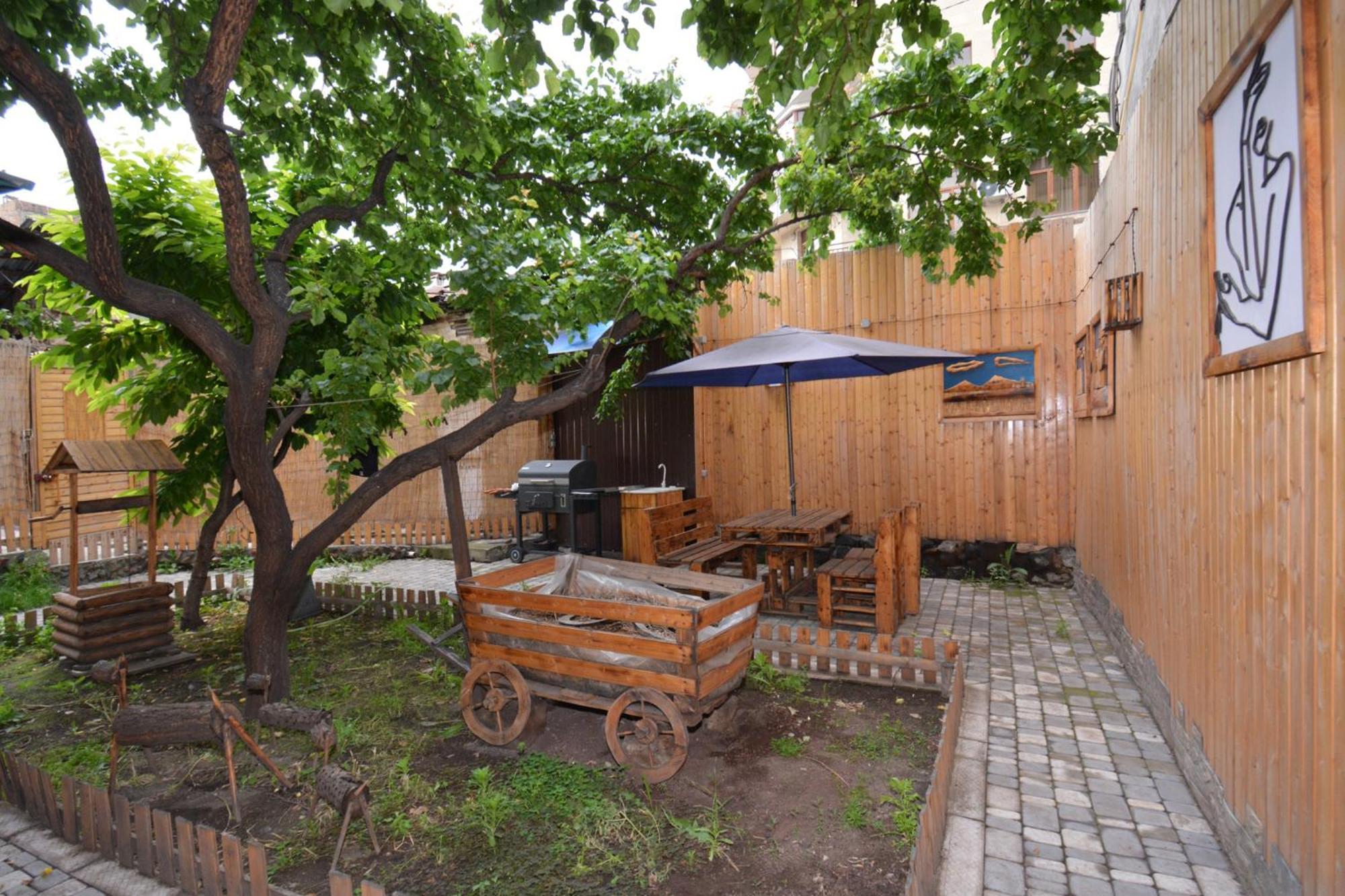 Partez Hotel Jerevan Exteriör bild