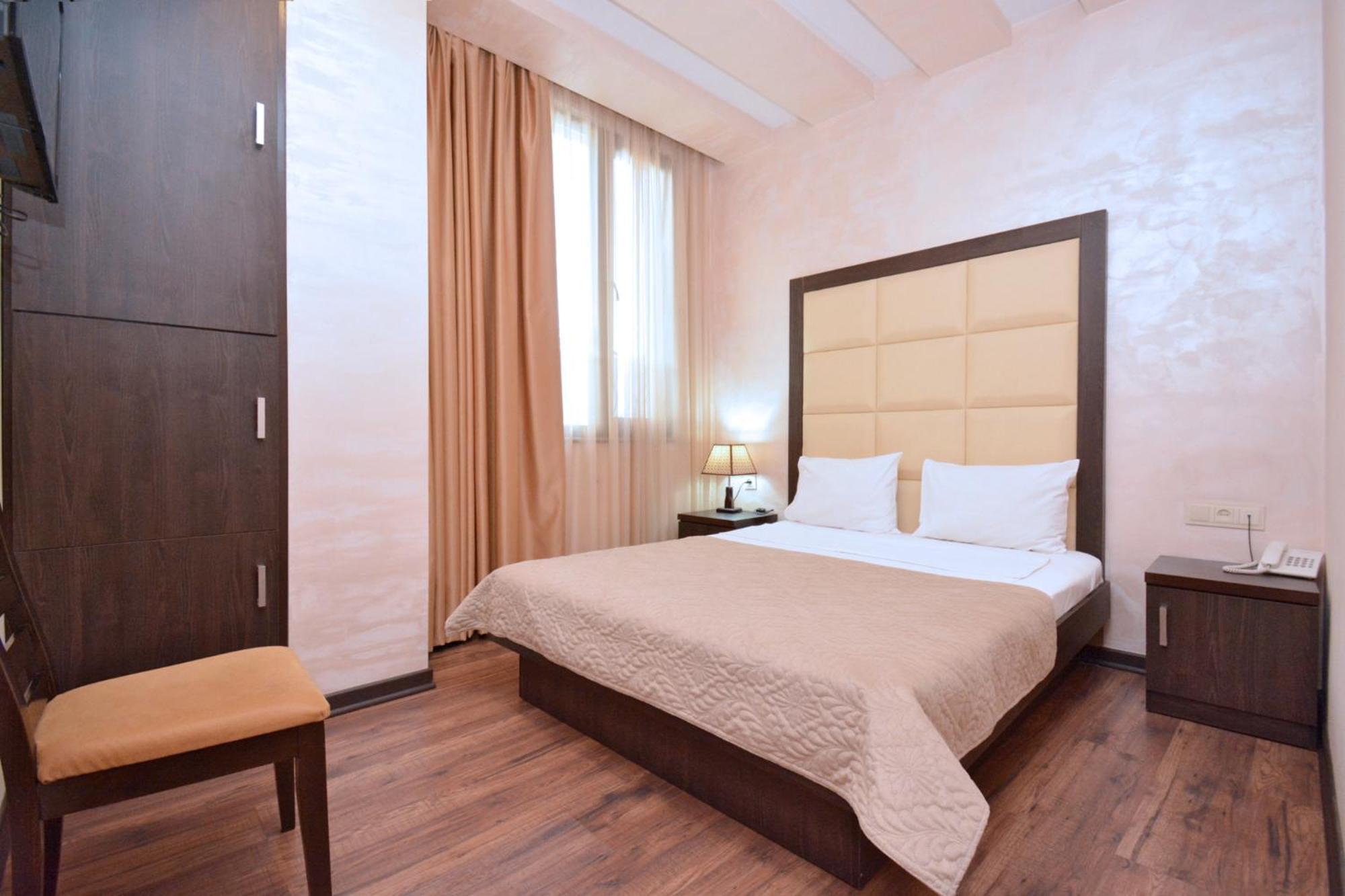 Partez Hotel Jerevan Exteriör bild