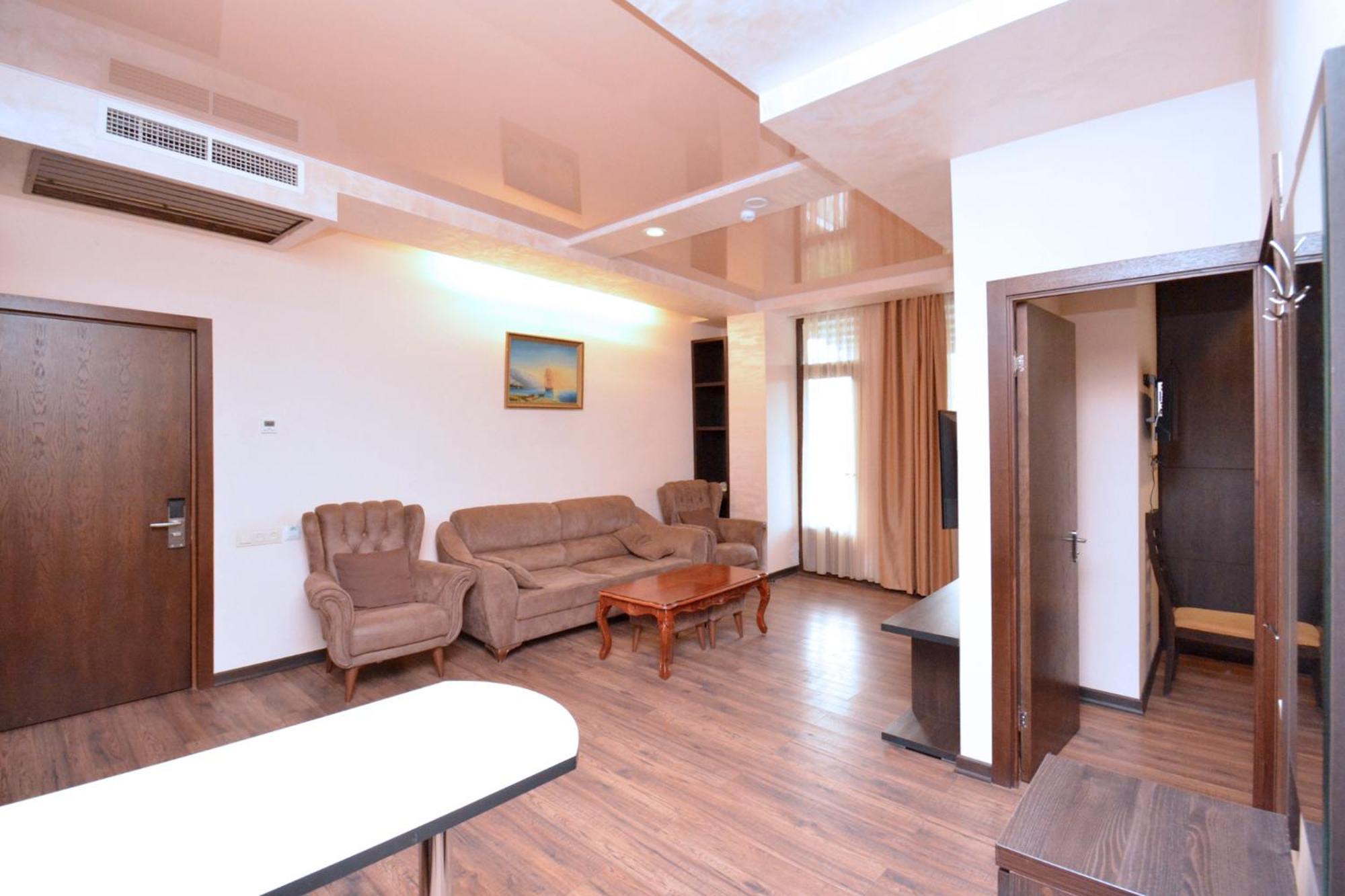 Partez Hotel Jerevan Exteriör bild