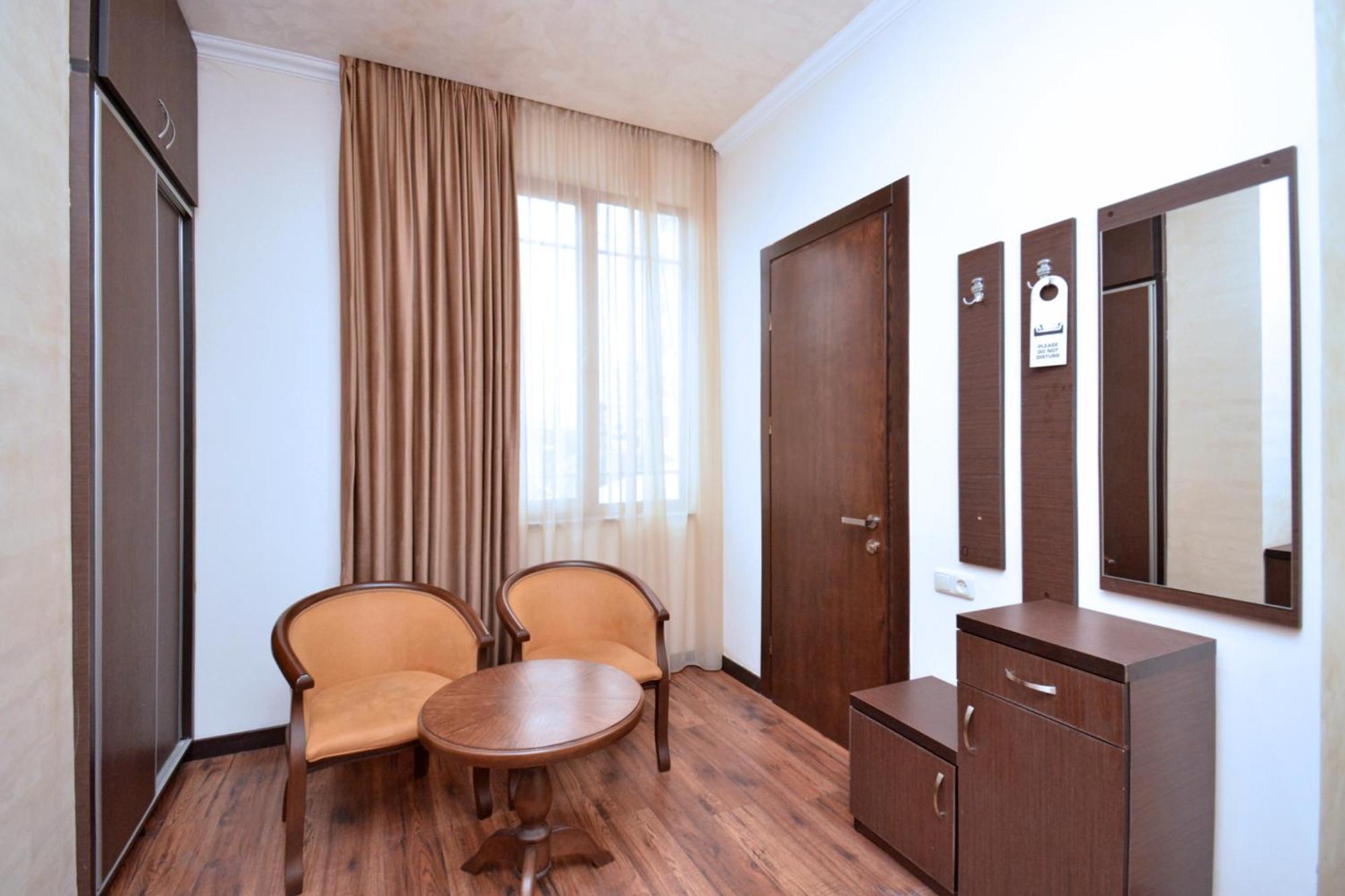Partez Hotel Jerevan Exteriör bild