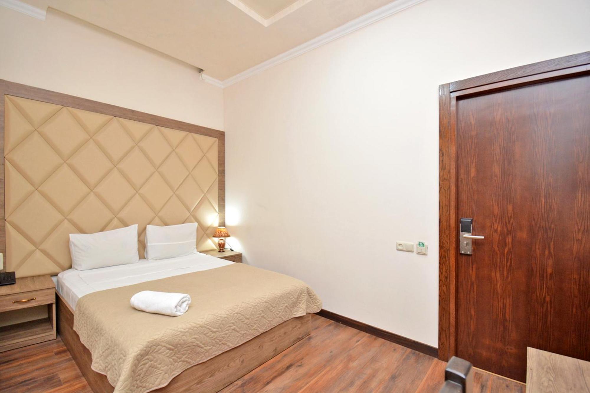 Partez Hotel Jerevan Exteriör bild