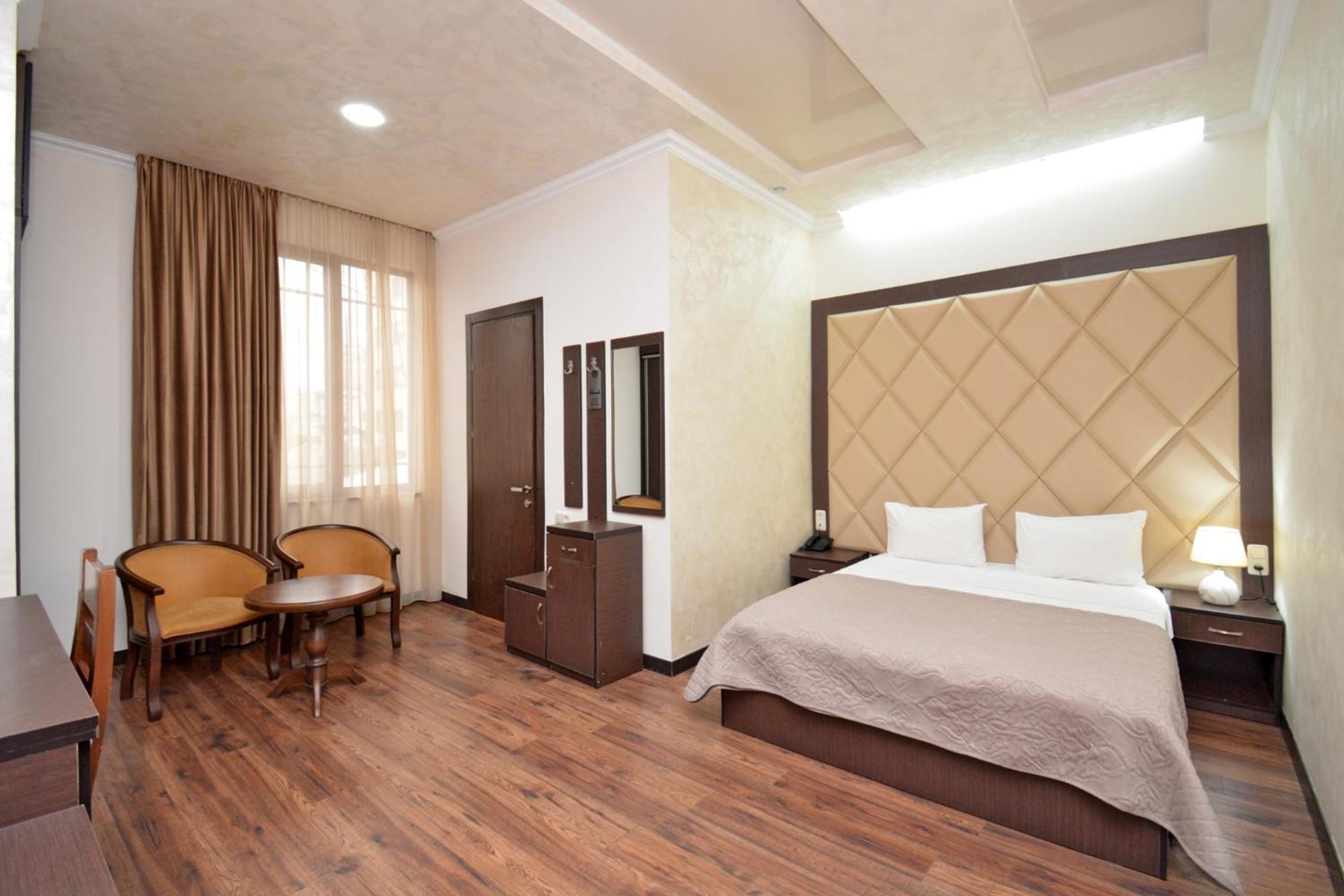 Partez Hotel Jerevan Exteriör bild