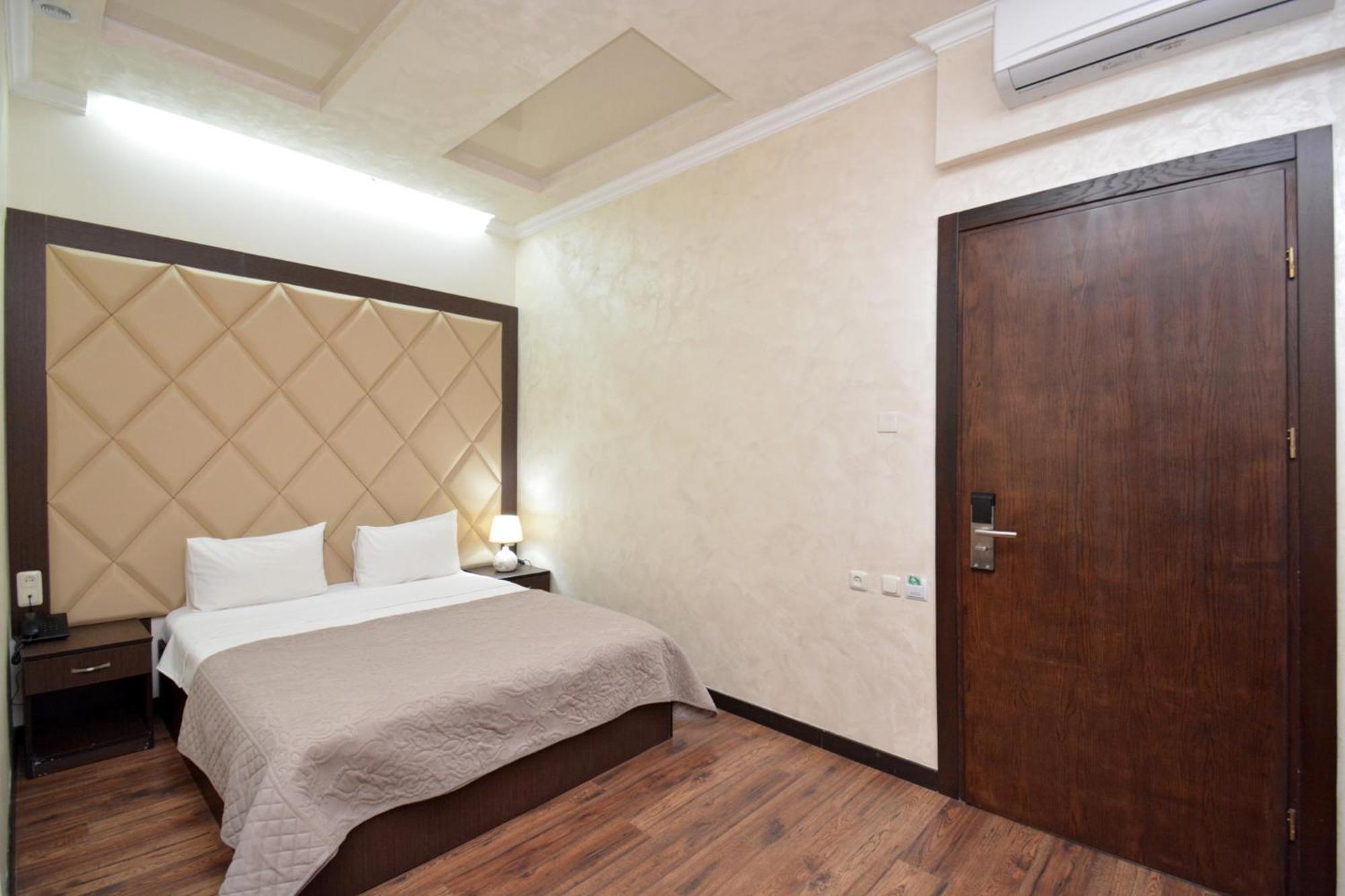 Partez Hotel Jerevan Exteriör bild