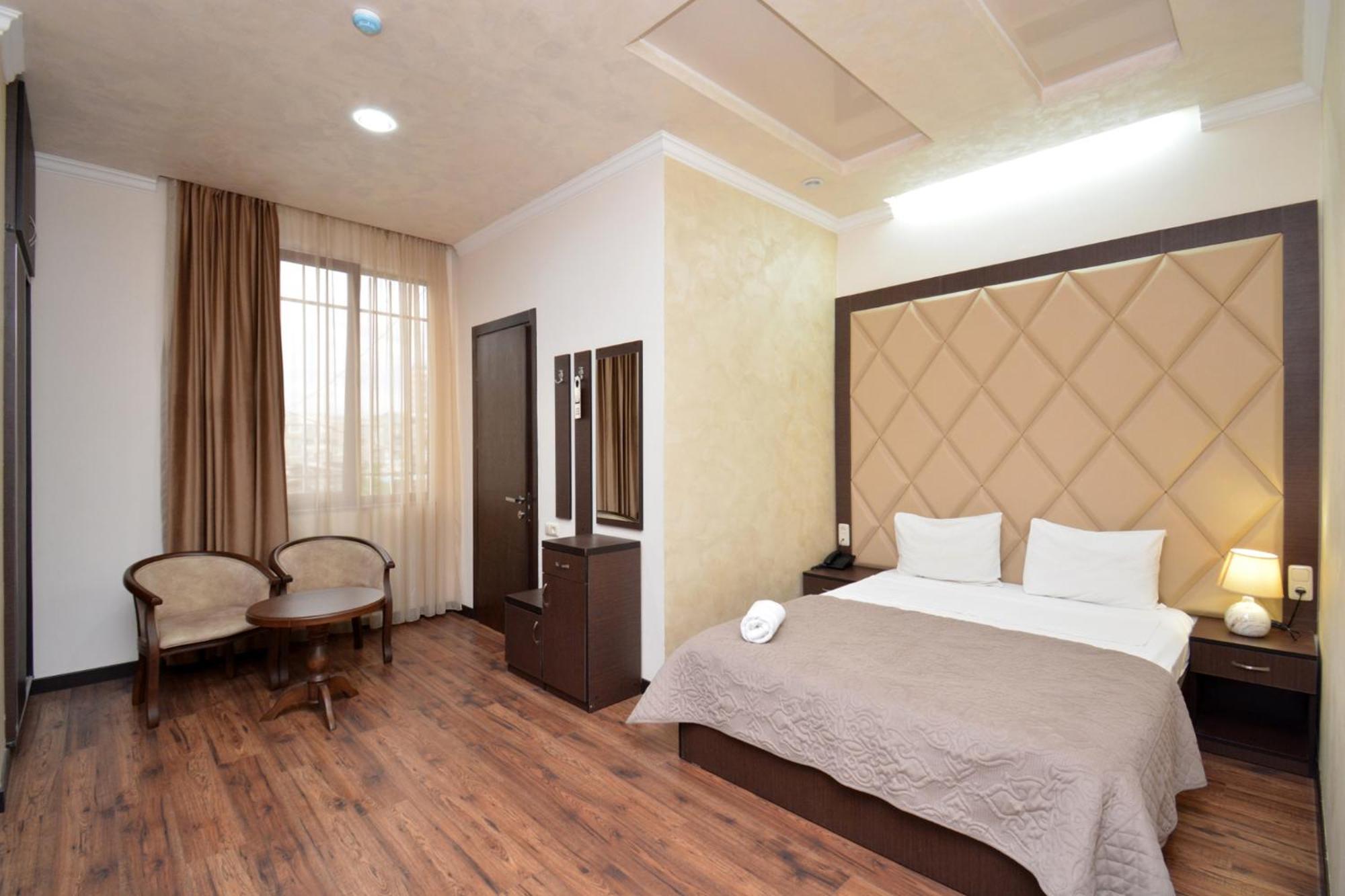 Partez Hotel Jerevan Exteriör bild