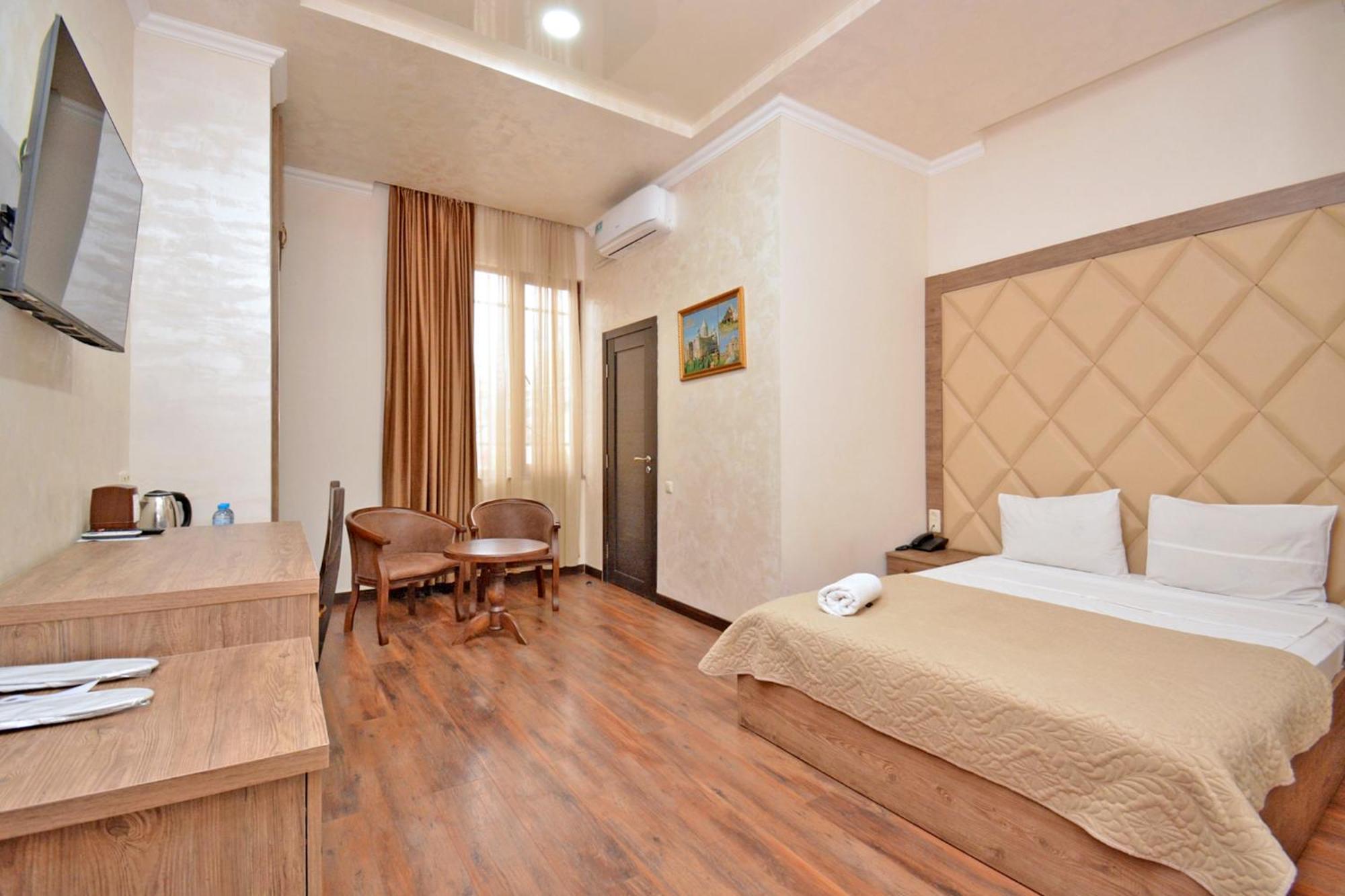Partez Hotel Jerevan Exteriör bild
