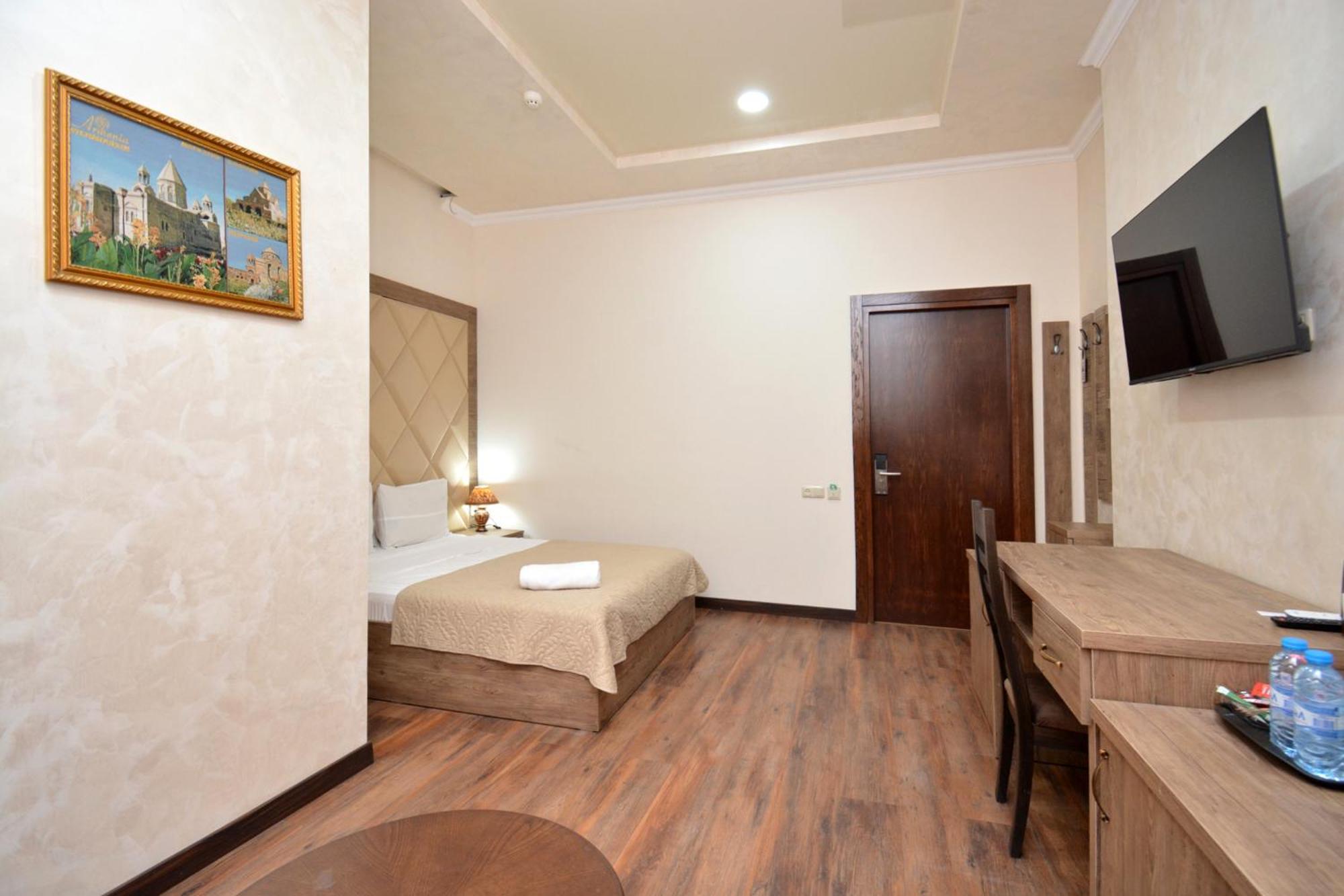 Partez Hotel Jerevan Exteriör bild