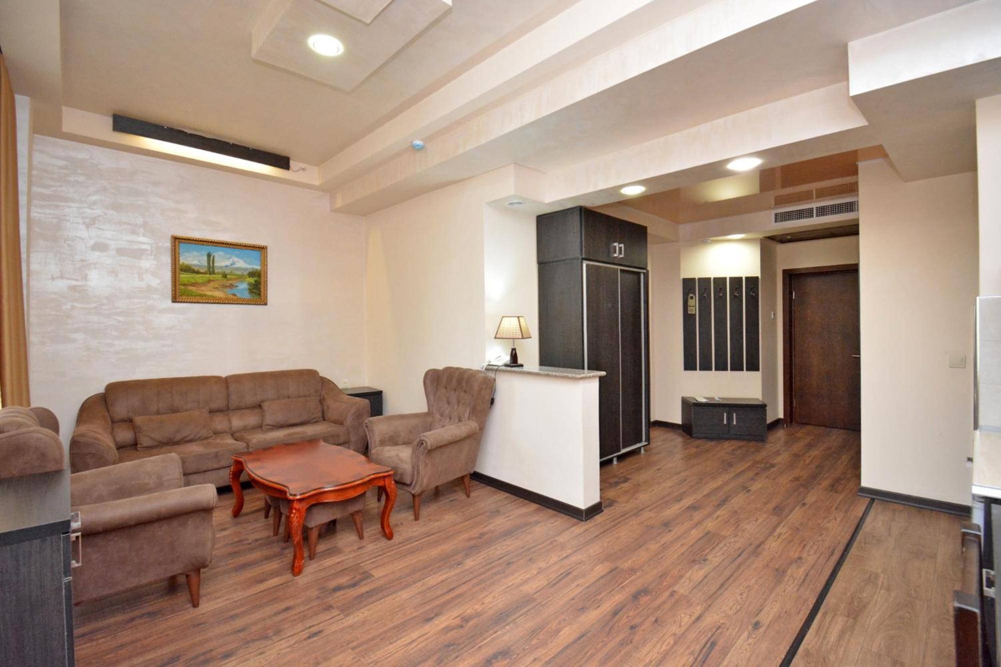 Partez Hotel Jerevan Exteriör bild