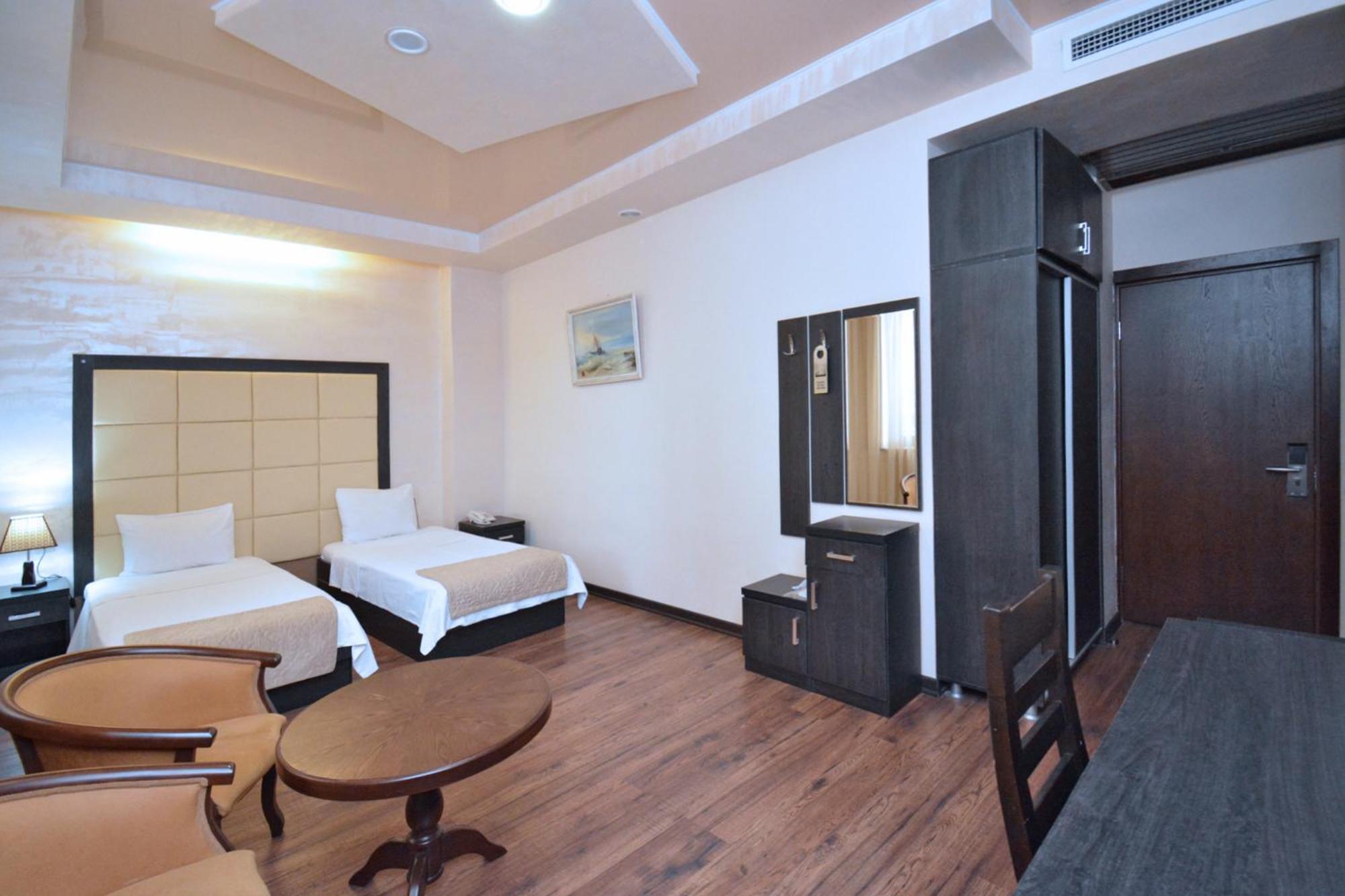 Partez Hotel Jerevan Exteriör bild