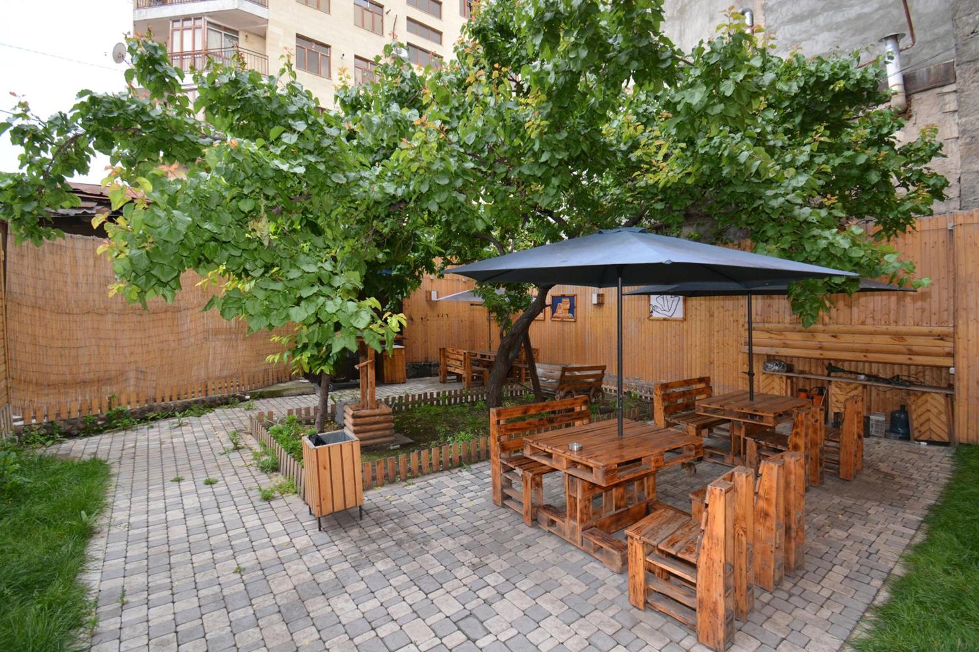 Partez Hotel Jerevan Exteriör bild