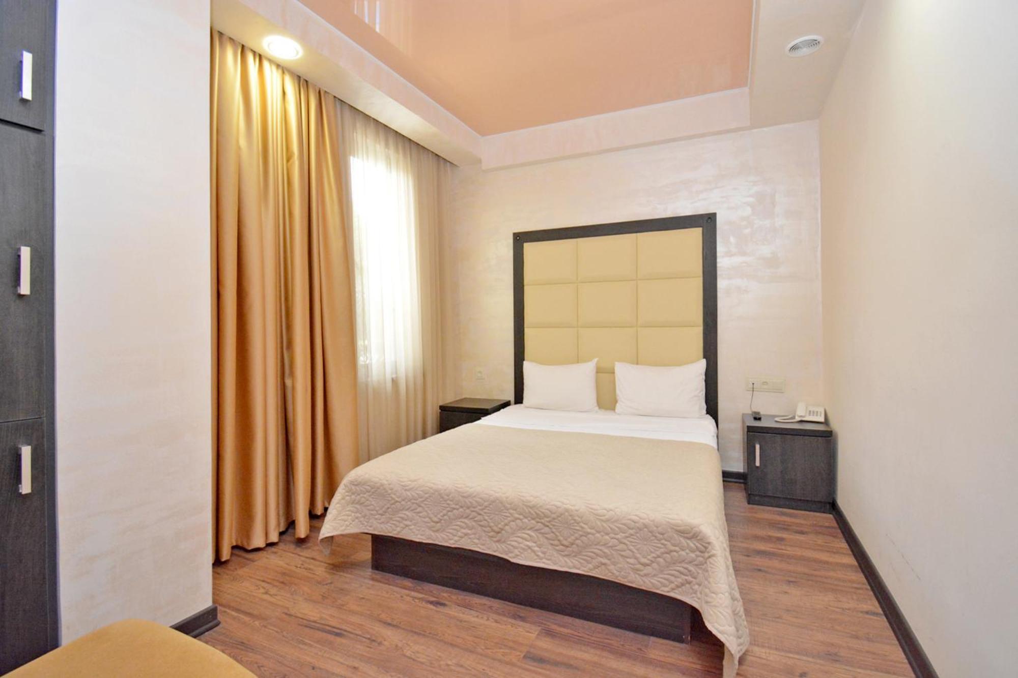 Partez Hotel Jerevan Exteriör bild