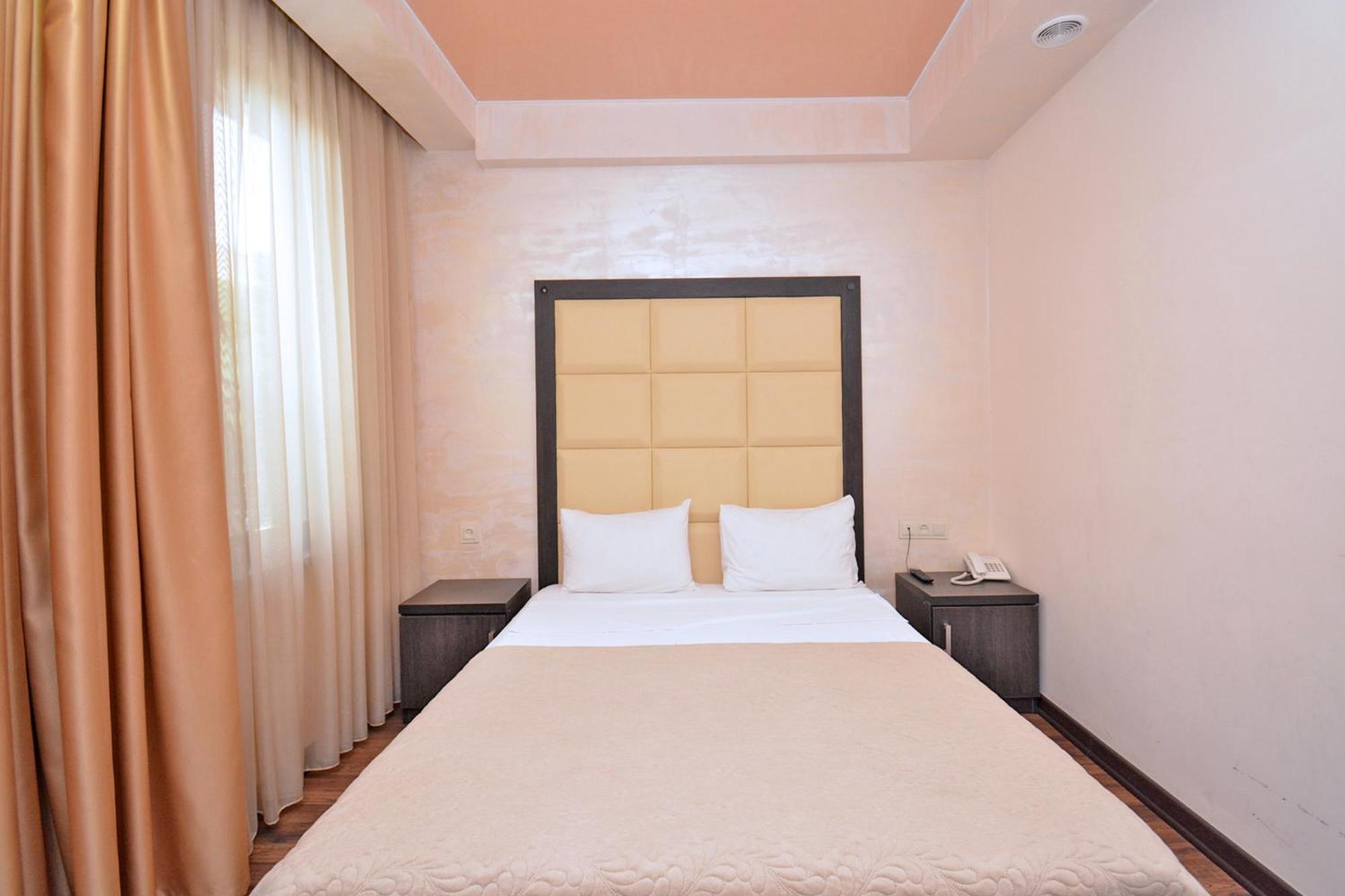 Partez Hotel Jerevan Exteriör bild