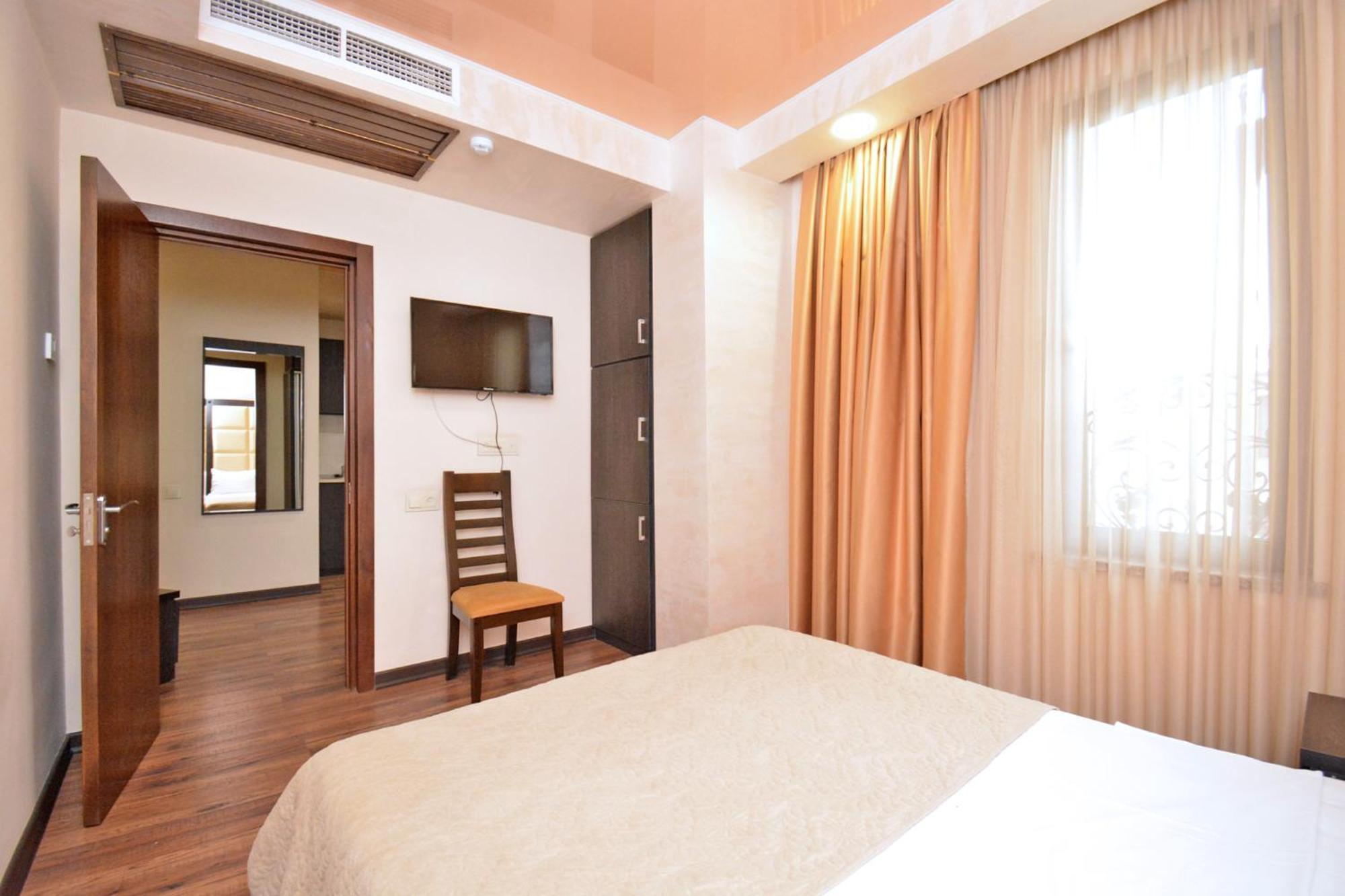 Partez Hotel Jerevan Exteriör bild